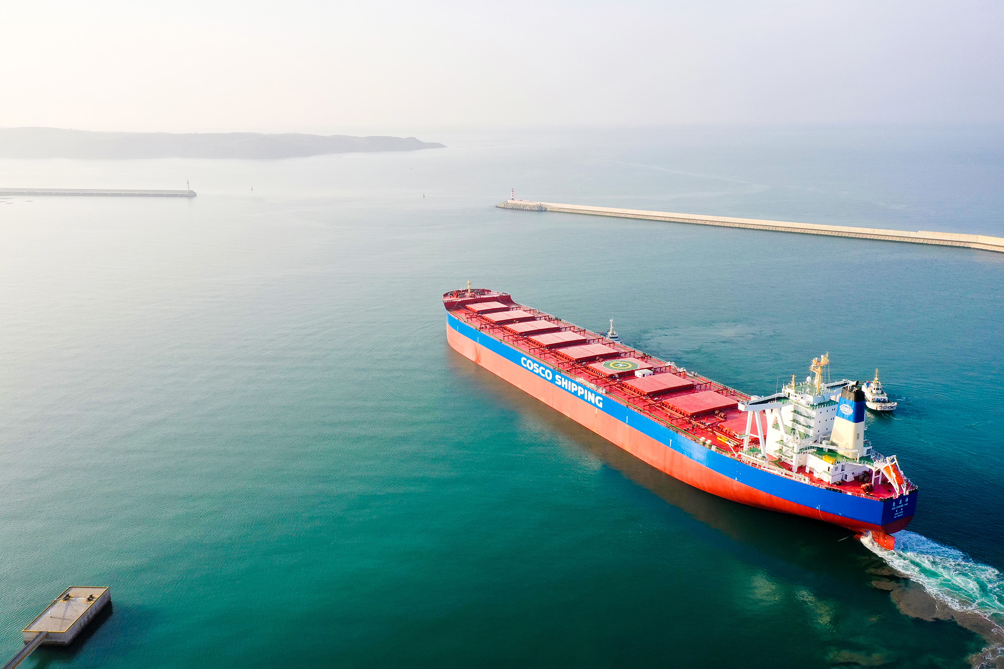 大连中远海运川崎首制208万载重吨散货船顺利交付